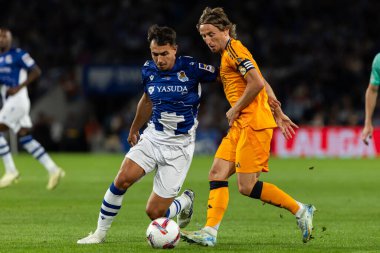 San Sebastian, İspanya - 14 Eylül 2024: Real Sociedad ve Real Madrid arasındaki lig maçı, San Sebastian 'da oynandı. Luka Modric topu aldı. Gerçek Madrid oyuncuları.