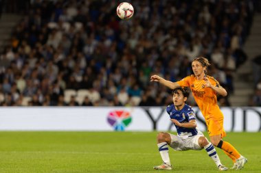 San Sebastian, İspanya - 14 Eylül 2024: Real Sociedad ve Real Madrid arasındaki lig maçı, San Sebastian 'da oynandı. Luka Modric topu aldı. Gerçek Madrid oyuncuları.