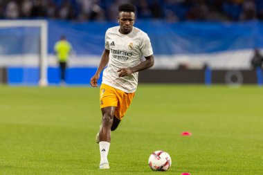 San Sebastian, İspanya - 14 Eylül 2024: Real Sociedad ve Real Madrid arasındaki lig maçı, San Sebastian 'da oynandı. Vinicius Jr. Top ile. Gerçek Madrid oyuncuları.