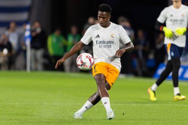San Sebastian, İspanya - 14 Eylül 2024: Real Sociedad ve Real Madrid arasındaki lig maçı, San Sebastian 'da oynandı. Vinicius Jr. Top ile. Gerçek Madrid oyuncuları.