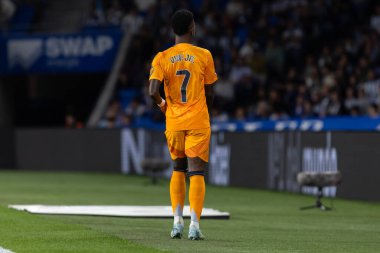 San Sebastian, İspanya - 14 Eylül 2024: Real Sociedad ve Real Madrid arasındaki lig maçı, San Sebastian 'da oynandı. Vinicius Jr. Top ile. Gerçek Madrid oyuncuları.