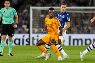 San Sebastian, İspanya - 14 Eylül 2024: Real Sociedad ve Real Madrid arasındaki lig maçı, San Sebastian 'da oynandı. Vinicius Jr. Top ile. Gerçek Madrid oyuncuları.