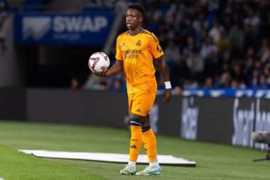 San Sebastian, İspanya - 14 Eylül 2024: Real Sociedad ve Real Madrid arasındaki lig maçı, San Sebastian 'da oynandı. Vinicius Jr. Top ile. Gerçek Madrid oyuncuları.