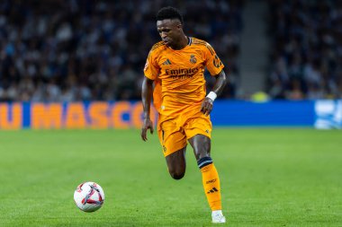 San Sebastian, İspanya - 14 Eylül 2024: Real Sociedad ve Real Madrid arasındaki lig maçı, San Sebastian 'da oynandı. Vinicius Jr. Top ile. Gerçek Madrid oyuncuları.