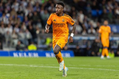 San Sebastian, İspanya - 14 Eylül 2024: Real Sociedad ve Real Madrid arasındaki lig maçı, San Sebastian 'da oynandı. Vinicius Jr. Top ile. Gerçek Madrid oyuncuları.