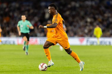 San Sebastian, İspanya - 14 Eylül 2024: Real Sociedad ve Real Madrid arasındaki lig maçı, San Sebastian 'da oynandı. Vinicius Jr. Top ile. Gerçek Madrid oyuncuları.