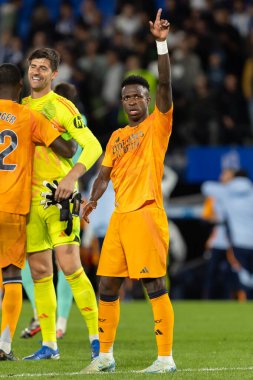 San Sebastian, İspanya - 14 Eylül 2024: Real Sociedad ve Real Madrid arasındaki lig maçı, San Sebastian 'da oynandı. Vinicius Jr. Top ile. Gerçek Madrid oyuncuları.