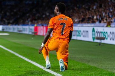San Sebastian, İspanya - 14 Eylül 2024: Real Sociedad ve Real Madrid arasındaki lig maçı, San Sebastian 'da oynandı. Vinicius Jr. Top ile. Gerçek Madrid oyuncuları.