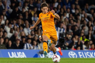 San Sebastian, İspanya - 14 Eylül 2024: Real Sociedad ve Real Madrid arasındaki lig maçı, San Sebastian 'da oynandı. Gerçek Madrid oyuncuları. Real Madrid turuncu forması.