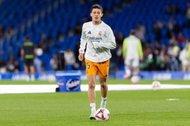 San Sebastian, İspanya - 14 Eylül 2024: Real Sociedad ve Real Madrid arasındaki lig maçı, San Sebastian 'da oynandı. Gerçek Madrid oyuncuları. Real Madrid turuncu forması.