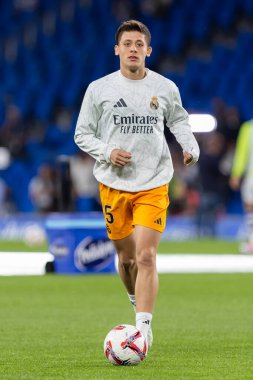 San Sebastian, İspanya - 14 Eylül 2024: Real Sociedad ve Real Madrid arasındaki lig maçı, San Sebastian 'da oynandı. Gerçek Madrid oyuncuları. Real Madrid turuncu forması.