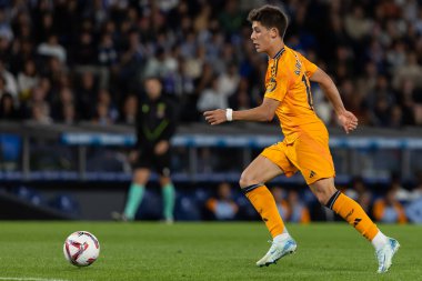 San Sebastian, İspanya - 14 Eylül 2024: Real Sociedad ve Real Madrid arasındaki lig maçı, San Sebastian 'da oynandı. Gerçek Madrid oyuncuları. Real Madrid turuncu forması.