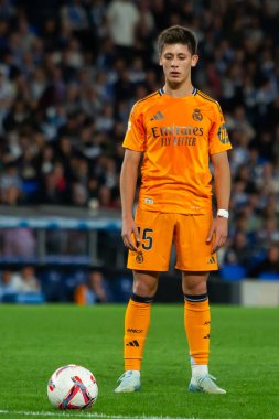 San Sebastian, İspanya - 14 Eylül 2024: Real Sociedad ve Real Madrid arasındaki lig maçı, San Sebastian 'da oynandı. Gerçek Madrid oyuncuları. Real Madrid turuncu forması.
