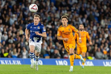 San Sebastian, İspanya - 14 Eylül 2024: Real Sociedad ve Real Madrid arasındaki lig maçı, San Sebastian 'da oynandı. Gerçek Madrid oyuncuları. Real Madrid turuncu forması.