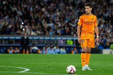 San Sebastian, İspanya - 14 Eylül 2024: Real Sociedad ve Real Madrid arasındaki lig maçı, San Sebastian 'da oynandı. Gerçek Madrid oyuncuları. Real Madrid turuncu forması.