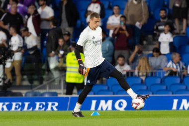 San Sebastian, İspanya - 14 Eylül 2024: Real Sociedad ve Real Madrid arasındaki lig maçı, San Sebastian 'da oynandı. Gerçek Madrid oyuncuları. Real Madrid turuncu forması.