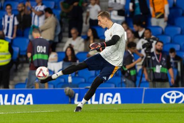 San Sebastian, İspanya - 14 Eylül 2024: Real Sociedad ve Real Madrid arasındaki lig maçı, San Sebastian 'da oynandı. Gerçek Madrid oyuncuları. Real Madrid turuncu forması.