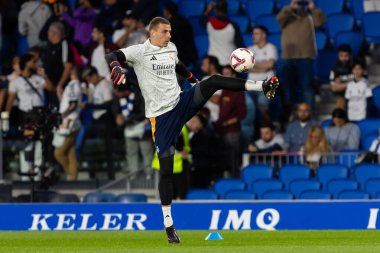 San Sebastian, İspanya - 14 Eylül 2024: Real Sociedad ve Real Madrid arasındaki lig maçı, San Sebastian 'da oynandı. Gerçek Madrid oyuncuları. Real Madrid turuncu forması.