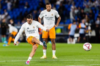 San Sebastian, İspanya - 14 Eylül 2024: Real Sociedad ve Real Madrid arasındaki lig maçı, San Sebastian 'da oynandı. Gerçek Madrid oyuncuları. Real Madrid turuncu forması.