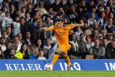 San Sebastian, İspanya - 14 Eylül 2024: Real Sociedad ve Real Madrid arasındaki lig maçı, San Sebastian 'da oynandı. Gerçek Madrid oyuncuları. Real Madrid turuncu forması.