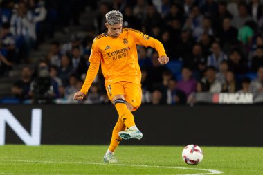 San Sebastian, İspanya - 14 Eylül 2024: Real Sociedad ve Real Madrid arasındaki lig maçı, San Sebastian 'da oynandı. Gerçek Madrid oyuncuları. Real Madrid turuncu forması.