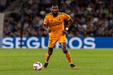 San Sebastian, İspanya - 14 Eylül 2024: Real Sociedad ve Real Madrid arasındaki lig maçı, San Sebastian 'da oynandı. Gerçek Madrid oyuncuları. Real Madrid turuncu forması.