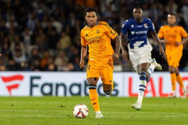 San Sebastian, İspanya - 14 Eylül 2024: Real Sociedad ve Real Madrid arasındaki lig maçı, San Sebastian 'da oynandı. Gerçek Madrid oyuncuları. Real Madrid turuncu forması.