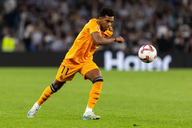 San Sebastian, İspanya - 14 Eylül 2024: Real Sociedad ve Real Madrid arasındaki lig maçı, San Sebastian 'da oynandı. Gerçek Madrid oyuncuları. Real Madrid turuncu forması.