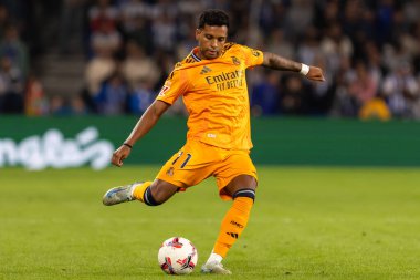 San Sebastian, İspanya - 14 Eylül 2024: Real Sociedad ve Real Madrid arasındaki lig maçı, San Sebastian 'da oynandı. Gerçek Madrid oyuncuları. Real Madrid turuncu forması.