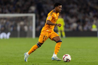 San Sebastian, İspanya - 14 Eylül 2024: Real Sociedad ve Real Madrid arasındaki lig maçı, San Sebastian 'da oynandı. Gerçek Madrid oyuncuları. Real Madrid turuncu forması.