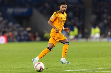 San Sebastian, İspanya - 14 Eylül 2024: Real Sociedad ve Real Madrid arasındaki lig maçı, San Sebastian 'da oynandı. Gerçek Madrid oyuncuları. Real Madrid turuncu forması.