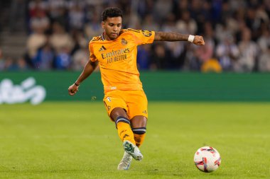 San Sebastian, İspanya - 14 Eylül 2024: Real Sociedad ve Real Madrid arasındaki lig maçı, San Sebastian 'da oynandı. Gerçek Madrid oyuncuları. Real Madrid turuncu forması.