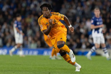 San Sebastian, İspanya - 14 Eylül 2024: Real Sociedad ve Real Madrid arasındaki lig maçı, San Sebastian 'da oynandı. Gerçek Madrid oyuncuları. Real Madrid turuncu forması.
