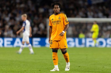 San Sebastian, İspanya - 14 Eylül 2024: Real Sociedad ve Real Madrid arasındaki lig maçı, San Sebastian 'da oynandı. Gerçek Madrid oyuncuları. Real Madrid turuncu forması.