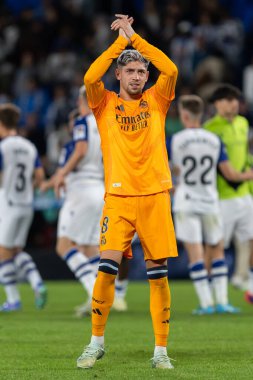 San Sebastian, İspanya - 14 Eylül 2024: Real Sociedad ve Real Madrid arasındaki lig maçı, San Sebastian 'da oynandı. Gerçek Madrid oyuncuları. Real Madrid turuncu forması.