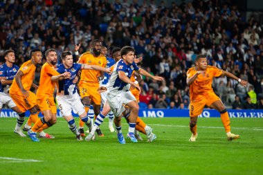 San Sebastian, İspanya - 14 Eylül 2024: Real Sociedad ve Real Madrid arasındaki lig maçı, San Sebastian 'da oynandı. Gerçek Madrid oyuncuları. Real Madrid turuncu forması.