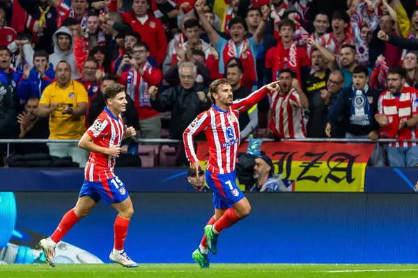 Madrid, İspanya - 19 Eylül 2024: Atletico de Madrid ile Leipzig arasında oynanan Şampiyonlar Ligi maçı. Atletico de Madrid oyuncuları. Şampiyonlar Ligi. Avrupa futbolu.