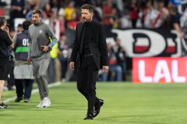 Madrid, İspanya - 22 Eylül 2024: Rayo Vallecano ile Atletico de Madrid arasındaki lig maçı, Vallecas 'ta oynandı. Atletico de Madrid oyuncuları. Rayo Vallecano oyuncuları.