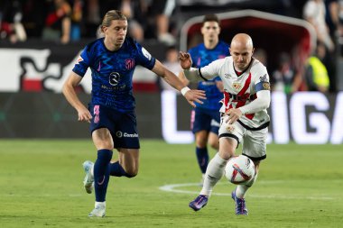 Madrid, İspanya - 22 Eylül 2024: Rayo Vallecano ile Atletico de Madrid arasındaki lig maçı, Vallecas 'ta oynandı. Atletico de Madrid oyuncuları. Rayo Vallecano oyuncuları.