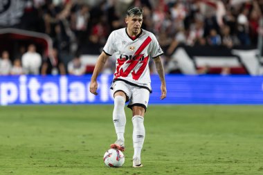 Madrid, İspanya - 22 Eylül 2024: Rayo Vallecano ile Atletico de Madrid arasındaki lig maçı, Vallecas 'ta oynandı. Atletico de Madrid oyuncuları. Rayo Vallecano oyuncuları.