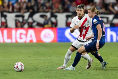 Madrid, İspanya - 22 Eylül 2024: Rayo Vallecano ile Atletico de Madrid arasındaki lig maçı, Vallecas 'ta oynandı. Atletico de Madrid oyuncuları. Rayo Vallecano oyuncuları.