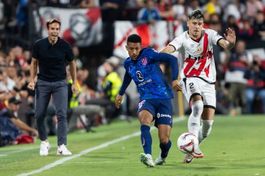 Madrid, İspanya - 22 Eylül 2024: Rayo Vallecano ile Atletico de Madrid arasındaki lig maçı, Vallecas 'ta oynandı. Atletico de Madrid oyuncuları. Rayo Vallecano oyuncuları.