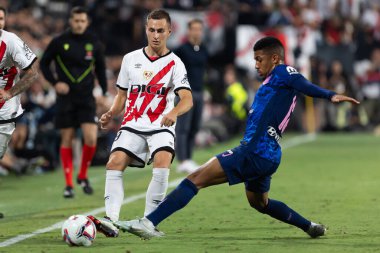 Madrid, İspanya - 22 Eylül 2024: Rayo Vallecano ile Atletico de Madrid arasındaki lig maçı, Vallecas 'ta oynandı. Atletico de Madrid oyuncuları. Rayo Vallecano oyuncuları.