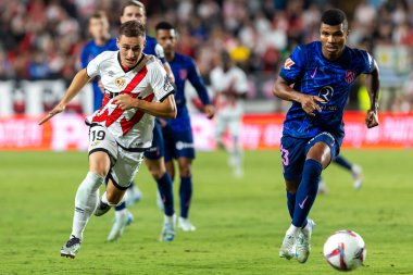 Madrid, İspanya - 22 Eylül 2024: Rayo Vallecano ile Atletico de Madrid arasındaki lig maçı, Vallecas 'ta oynandı. Atletico de Madrid oyuncuları. Rayo Vallecano oyuncuları.