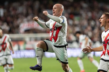 Madrid, İspanya - 22 Eylül 2024: Rayo Vallecano ile Atletico de Madrid arasındaki lig maçı, Vallecas 'ta oynandı. Atletico de Madrid oyuncuları. Rayo Vallecano oyuncuları.