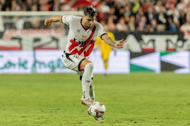Madrid, İspanya - 22 Eylül 2024: Rayo Vallecano ile Atletico de Madrid arasındaki lig maçı, Vallecas 'ta oynandı. Atletico de Madrid oyuncuları. Rayo Vallecano oyuncuları.