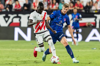 Madrid, İspanya - 22 Eylül 2024: Rayo Vallecano ile Atletico de Madrid arasındaki lig maçı, Vallecas 'ta oynandı. Atletico de Madrid oyuncuları. Rayo Vallecano oyuncuları.