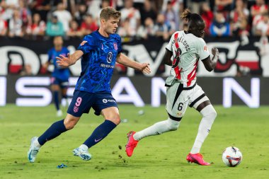 Madrid, İspanya - 22 Eylül 2024: Rayo Vallecano ile Atletico de Madrid arasındaki lig maçı, Vallecas 'ta oynandı. Atletico de Madrid oyuncuları. Rayo Vallecano oyuncuları.