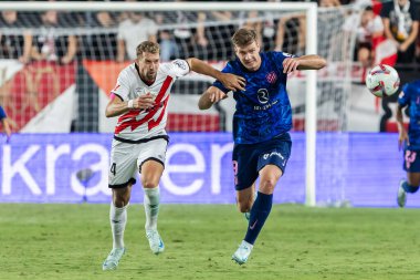 Madrid, İspanya - 22 Eylül 2024: Rayo Vallecano ile Atletico de Madrid arasındaki lig maçı, Vallecas 'ta oynandı. Atletico de Madrid oyuncuları. Rayo Vallecano oyuncuları.