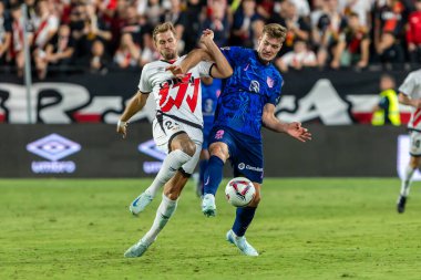 Madrid, İspanya - 22 Eylül 2024: Rayo Vallecano ile Atletico de Madrid arasındaki lig maçı, Vallecas 'ta oynandı. Atletico de Madrid oyuncuları. Rayo Vallecano oyuncuları.